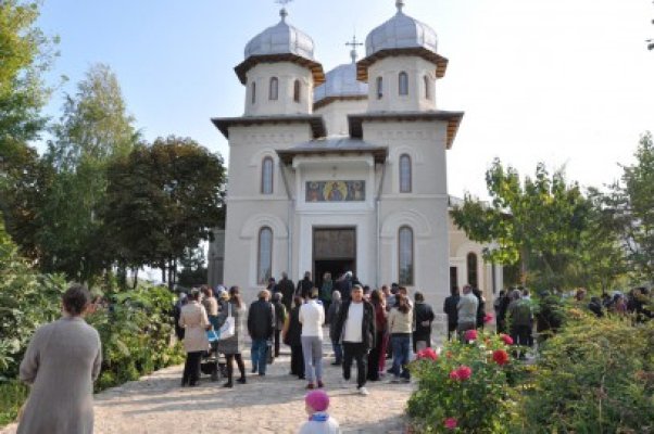 6 mii de credincioşi au prăznuit Izvorul Tămăduirii la Mănăstirea Dervent
